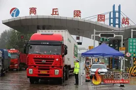 高速出入口 严防不放松图片