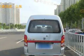 面包车变身小型“货车”，这辆车太离谱图片