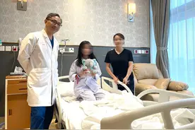 腹部硬块实为巨瘤，数遭医院婉拒，单亲妈妈与11岁女孩在上海获“新生”图片