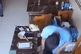 瞬间爆炸！火锅店员工捞取打火机，几人全被烫伤图片