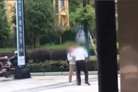 四川大妈与保安互扇耳光后顺势倒地，还叫来多人围殴保安，警方：正在调查图片