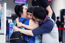 铁汉黄贯中也有柔情时！对女儿宠爱对朱茵温柔，万幸没受渣爹影响图片
