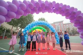 济南 背着书包上学校！这所小学一年级新生今天报到 来了5对双胞胎图片