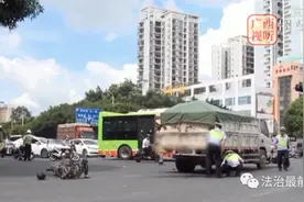 惨！只因车流中偷瞄了她一眼，南宁友仔撞车毁容图片
