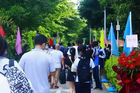 深圳一学校高一新生开学，“第一堂课”学生统一上交手机图片