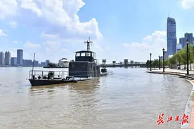 受上游洪峰过境影响，汉江过江轮渡停航图片