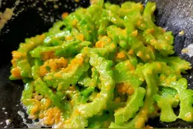 #少盐饮食 轻松生活#清热降火的咸蛋黄炒苦瓜图片