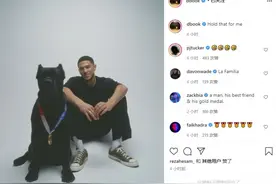 布克晒自己与佩戴奥运金牌的爱犬合照：帮我拿好它图片