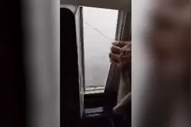 飓风来袭！美国男子开窗拍摄外面狂风暴雨的场景图片