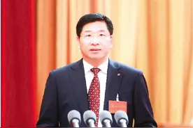 中国共产党桂林市第六次代表大会开幕 周家斌代表中国共产党桂林市第五届委员会作报告 李楚主持大会图片