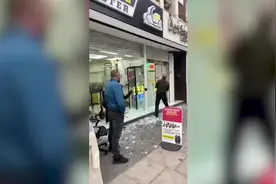 因租金纠纷 英国两男子众目睽睽之下砸碎店铺玻璃图片