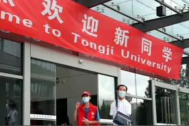 用脚写字的无臂硕士开学报到，宿舍设计太暖心了……图片