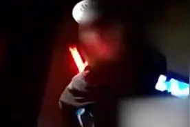 安徽一醉驾男子遇查，弃车逃跑躲进女厕所视频封面