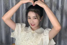 白鹿扎丸子头穿白裙青春元气 对镜比心秀剪刀手可爱软萌图片