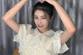 白鹿扎丸子头穿白裙青春元气 对镜比心秀剪刀手可爱软萌图片