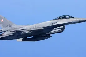 波兰4架F16战机在冰岛部署 将执行空中监视拦截任务图片
