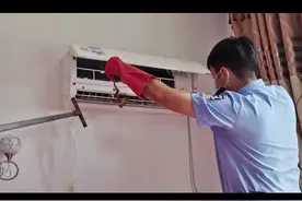 毒蛇藏身空调！安徽宁国民警将其“请”出放生图片