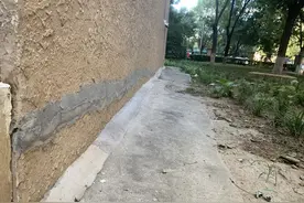 看着吓人！楼房外墙惊现五六米长裂缝图片