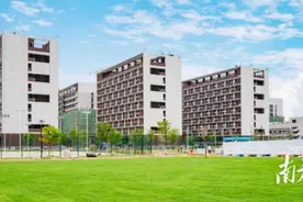 快看！全国首座“水上大学”图片