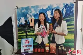甘肃农家女田间起舞为村民“带货”：滞销洋葱变畅销图片