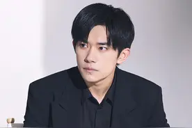 易烊千玺胶片风大片氛围感满满 黑西装气场强显霸总气息图片