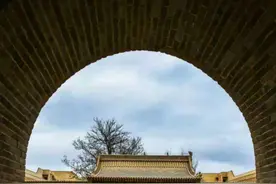 倚在民勤瑞安堡拱门，感受那片沙海绿洲的时光图片