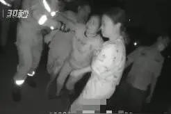女子夜晚散步不慎“散”进河中 民警消防合力救援图片