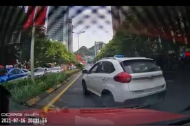 前车突然变道，贵阳女子急刹致母亲摔伤！交警：前车全责图片