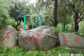 泰安石峡公园，一男子下水游泳被河水冲走图片