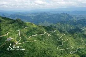重庆黔江：弯弯“天路”修进悬崖村图片