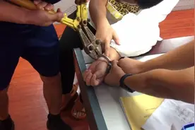 “119，我是110，求帮忙！”女子手铐失灵民警求助消防，网友：不愧是兄弟单位图片