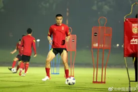 国足首战对手澳大利亚队今天在多哈集结，国脚人手一份备战资料图片