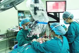 年轻小伙饮酒后突发面瘫，华东医院专家行“面神经减压术”助五官“改邪归正”图片