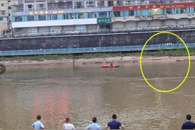 四川大英两小孩河边玩耍时落水：一人被路人救起，另一个还在搜救中……图片