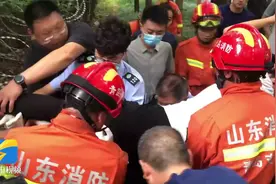 青岛19岁学生翻越栅栏腿部惨被刺穿 消防指战员快速施救图片