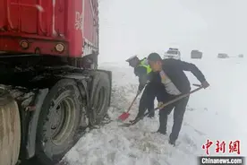 国道109线唐古拉山段大雪 西藏安多交警奋力保通图片