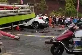四川一泵车侧翻压扁小轿车，知情人：一对父子被困后获救图片