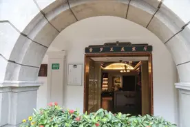 武康大楼的紫罗兰美发厅今回归，我们已经替你去烫过头了图片