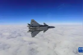 中国空军将在中国航展展现战略转型新成就“八一”“红鹰”上演空中芭蕾图片