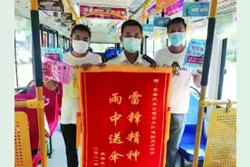 100件爱心雨衣背后的温情图片