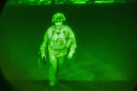 撤离阿富汗完成 是谁推倒了美军最后一刻狼狈不堪的第一块骨牌？图片