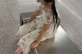 连续两起！孩子乘地铁，居然把家长落在车内图片