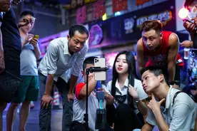 深夜的街头直播：拿着剧本演出的午夜闹剧图片