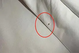 小伙入住宝鸡泊辛漫影院酒店，半夜有小虫子在脖子上爬图片