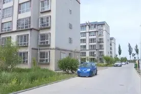 市民求助：小区楼顶房檐水泥掉落，出行有隐患图片