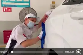一把喷枪，让汽车门板“平复伤痕”图片