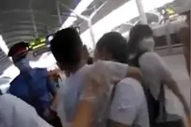 高铁关门瞬间3岁男童跑下车，妈妈在车上急哭视频封面