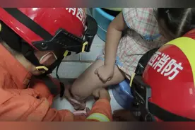 壹现场丨消防员手指受伤仍安慰女童：没事，这是我的血图片