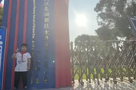 三年级小学生为学校题写校名，校长：以后每学期都会举行校名书写比赛图片
