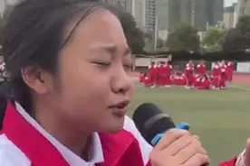 贵州初一女学生军训时表演嘴巴嘟嘟 网友：有趣的灵魂万里挑一图片